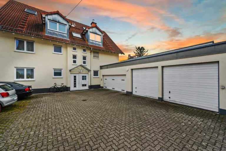 Hausansicht in der Dämmerung