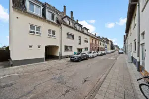 Straßenansicht mit Zufahrt