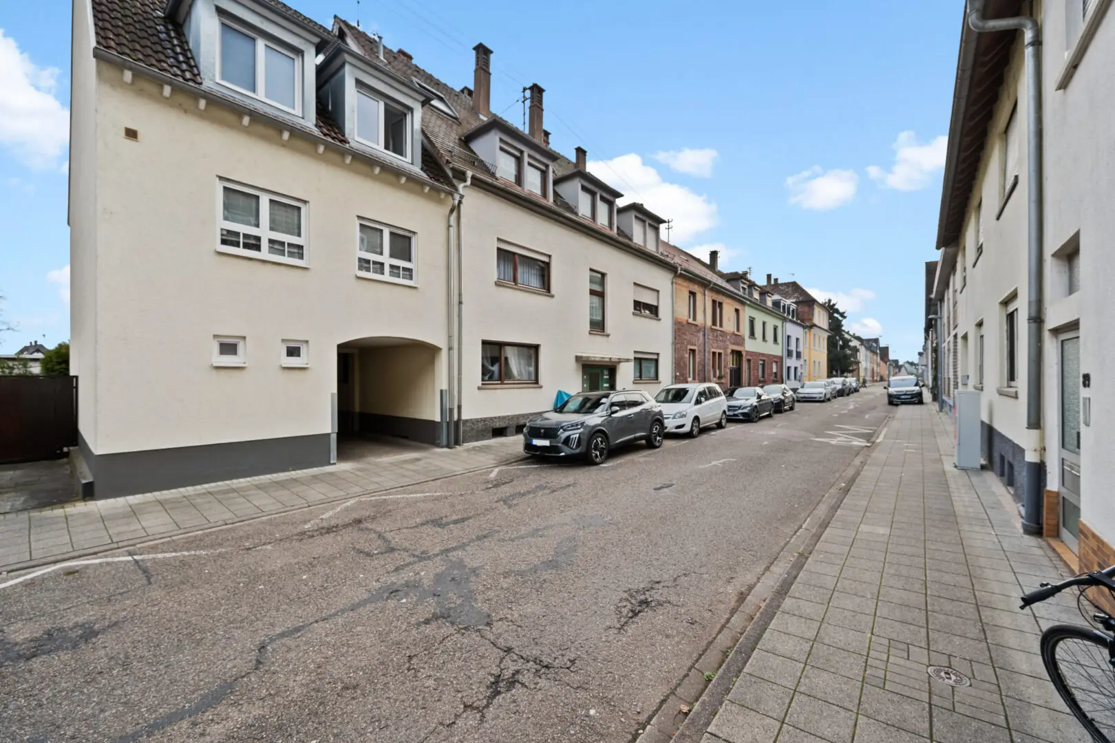 Straßenansicht mit Zufahrt