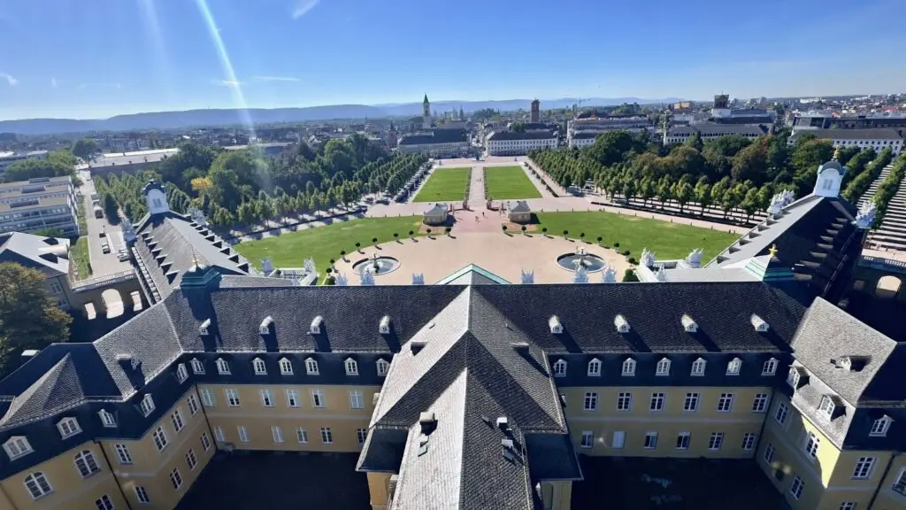 Blick vom Schlossturm über das Karlsruher Schloss, den Schlossplatz und die Fächerstadt